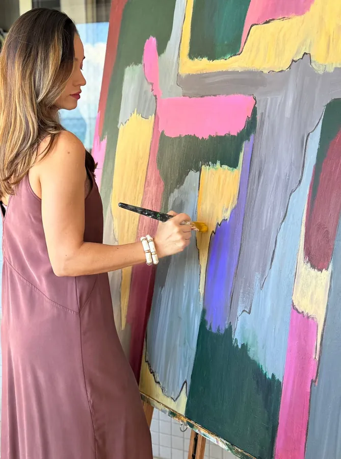 Maíra Houri pintando no ateliê